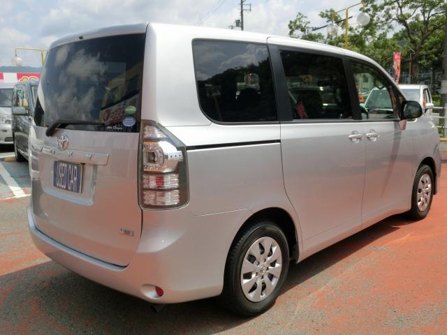 トヨタ ヴォクシー(シルバー)禁煙車の空車確認(13093)｜100円レンタカー