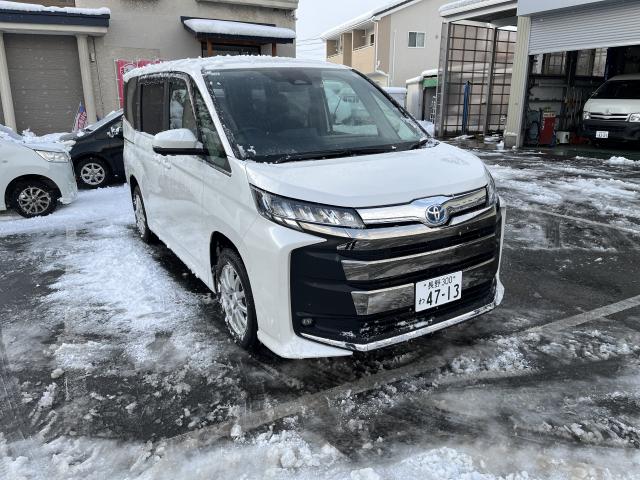 信州中野店 トヨタ ノア ハイブリッド【4WD】
